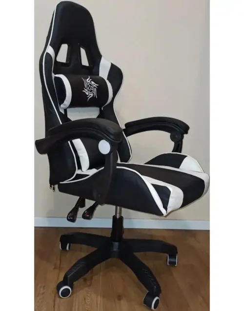 גובה כסא גיימינג שחור לבן עם משענת גבוהה ותמיכה מרופדת לראש ולגוף.