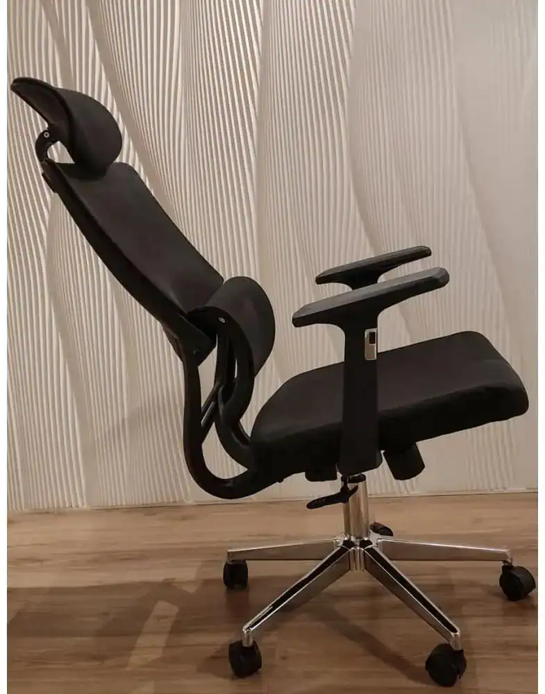 גבר כיסא משרדי ארגונומי עם משענת גב גבוהה וקשת תמיכה אורטופדית.