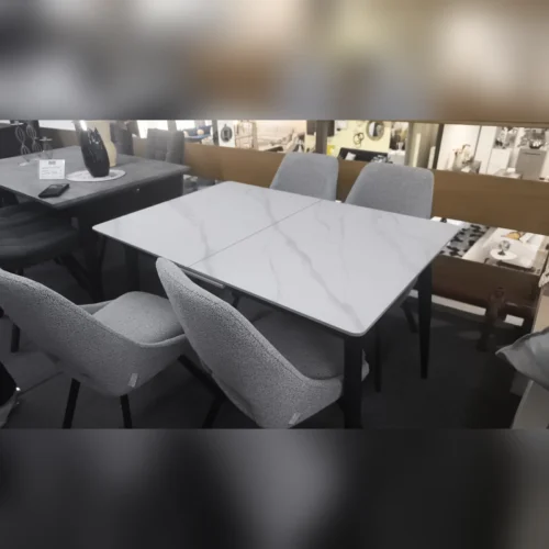 שולחן אוכל לבן עם גידים אפורים וארבעה כיסאות אפורים